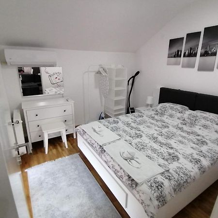 Nenadovic Apartman Obrenovac  エクステリア 写真